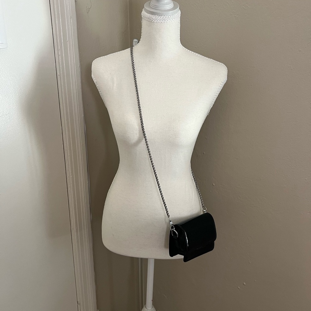 Chic Black Crossbody Bag with Chain Strap